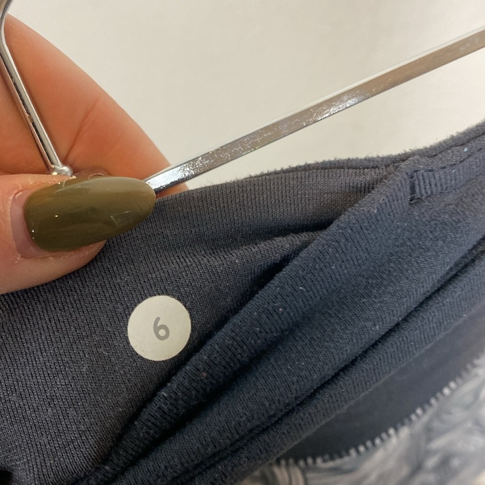 Lululemon Patterned Grey Capris - image 7